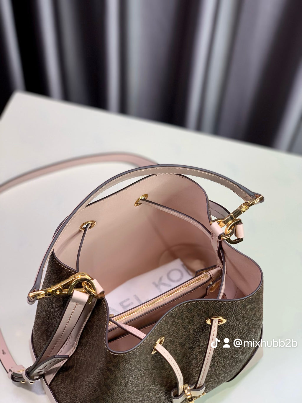 Michael Kors Logo Drawstring Bucket Bag – Brown/Vanilla