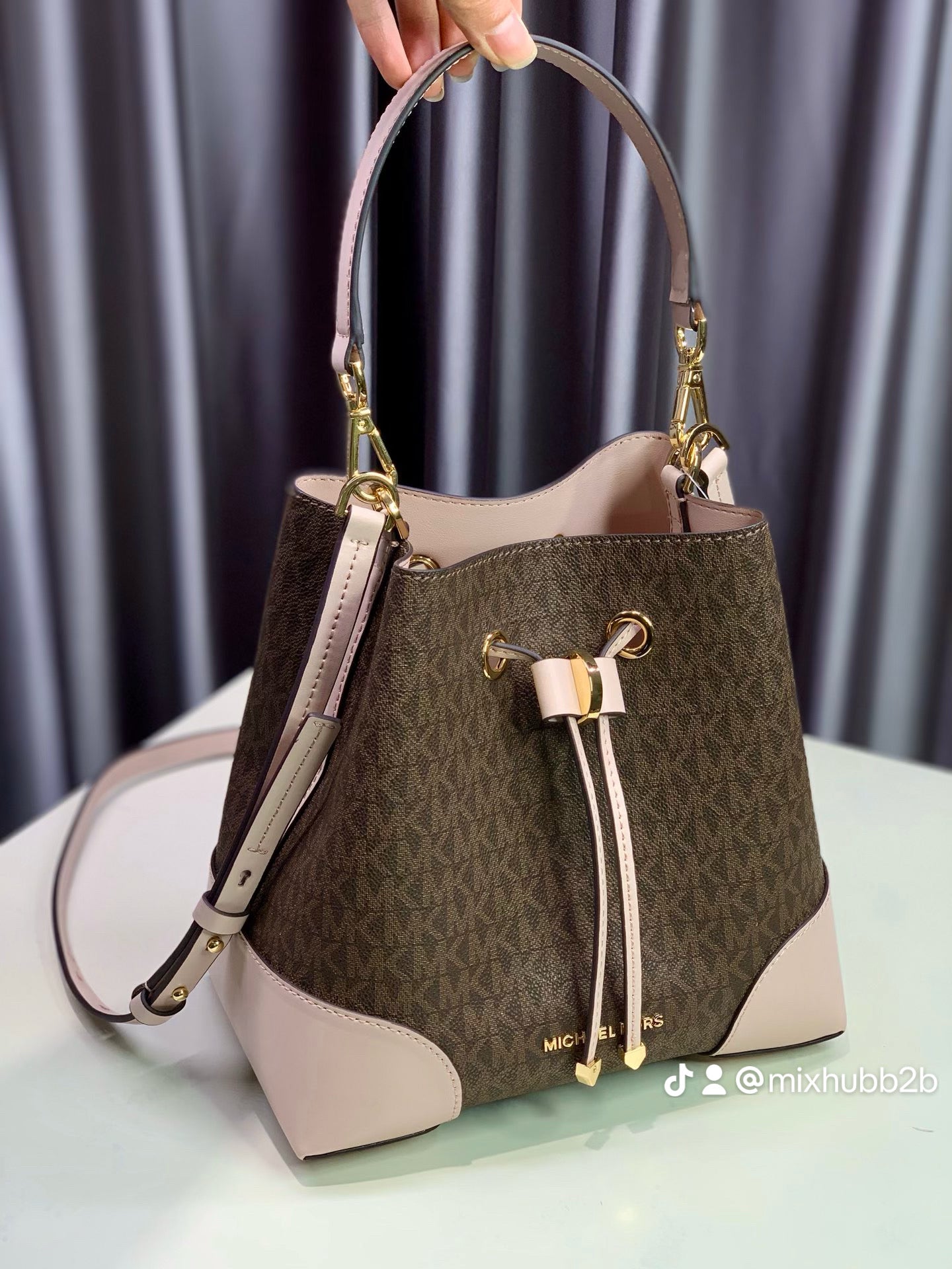 Michael Kors Logo Drawstring Bucket Bag – Brown/Vanilla